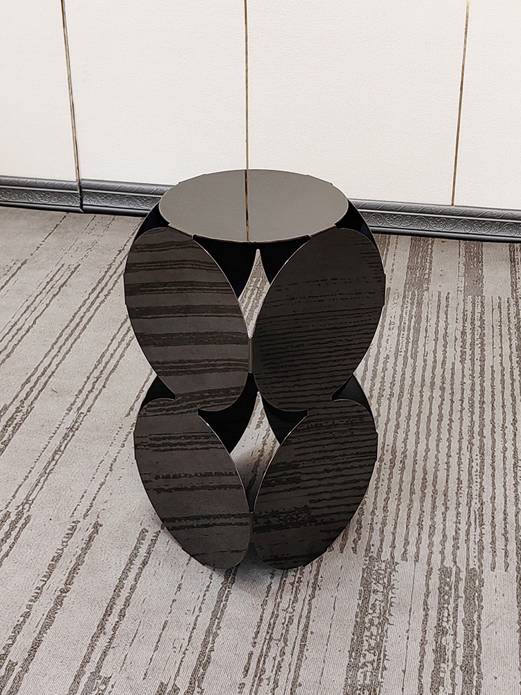 Italian Wasabi-Style Edge Table – Stainless Steel Round Accent